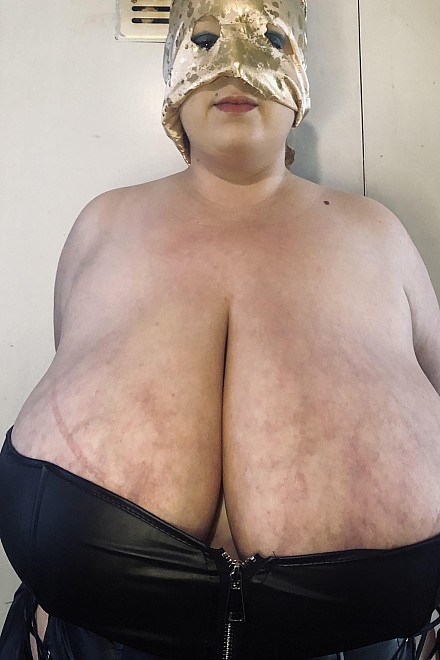 Jenny Jugs videos on CurveFanz